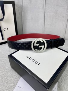 带宽4.0Cm Gucci 互扣式双G腰带，采用热压印技术的Gucci Signature皮革精制而成，巧妙搭配枣红色头层牛皮 触感厚实，印花图案清晰分明。五金