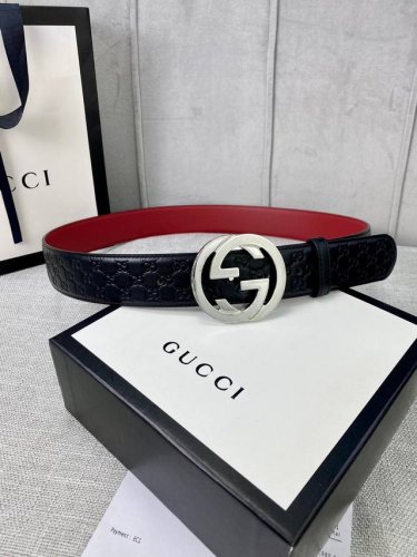 带宽4.0Cm Gucci 互扣式双G腰带，采用热压印技术的Gucci Signature皮革精制而成，巧妙搭配枣红色头层牛皮 触感厚实，印花图案清晰分明。五金
