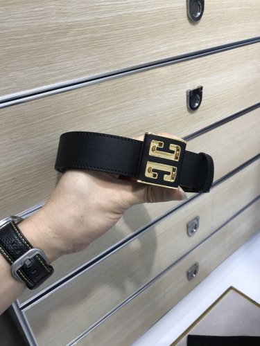 特 配送专柜包装 打孔针 宽35MM，码数85 -105欧 原单进口小牛皮 头层牛皮，搭配原单钌钯电镀GG扣，手感.油边近乎完美，原产皮料定制，质感无可挑剔，出