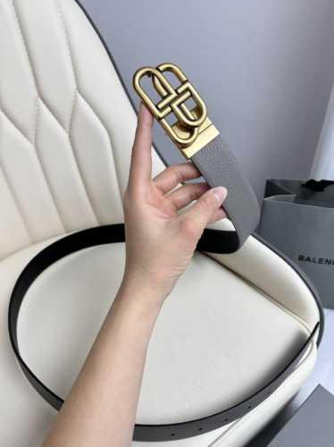 巴黎世家 Balenciaga 宽度3.5Cm 是法国的奢侈品牌，作为时尚界最具影响力品牌之一的地位。设计师源于：都市时尚潮流独特的设计风格，采用进口小牛皮制作