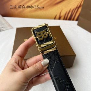 特 品牌： 巴宝莉 新款进口小牛皮，手感细腻柔软。搭配纯钢自动精品钢扣，男士必备！宽度：3.5Cm