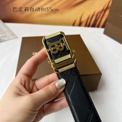 特 品牌： 巴宝莉 新款进口小牛皮，手感细腻柔软。搭配纯钢自动精品钢扣，男士必备！宽度：3.5Cm
