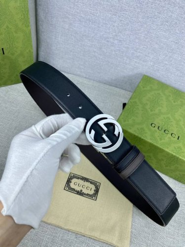 宽度4.0Cm Gucci 互扣式双g带旋转扣，源自品牌现代风格典藏设计，经过重新诠释而别具新意。呈现于纤细的进口两面用腰带之上。