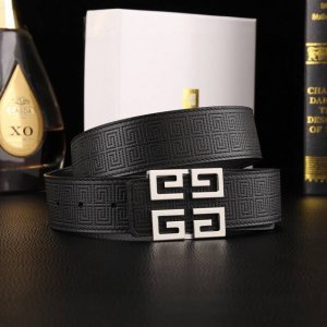 纪梵希这款皮带采用奢华的牛皮材质，独具原创个性且精致不凡。Gancini金属扣饰的分层构造打造富有趣致的3D立体效果。手工精制而成，打造奢华却又不失现代感的外观