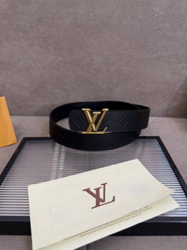 Lv Dimension 4.0双面腰带将经典格调引入新颖尺幅设计。皮革压印 Lv 字母和 Monogram 花卉，与纤秀 Lv 字母搭扣相映成趣，令品牌标识低