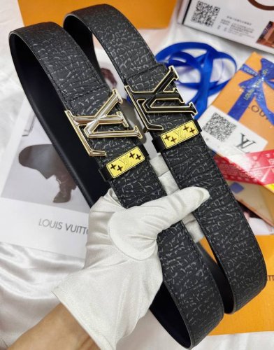 皮带：Lv..路易..威登顶级复刻. 腰带：原单品质百分百头层牛皮，保证真皮。双层间色工艺.真空电镀.永不掉色.24K纯钢扣头层特种海豹皮双面可用专柜同等质量，