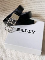 Ba、Lly 巴、利 这是一款男士商务双面用腰带，带身双面设计，宽度3.5Cm 采用双面进口牛皮材质，B字造型扣，线条流畅，增添了腰带的质感和立体感。低调奢华简