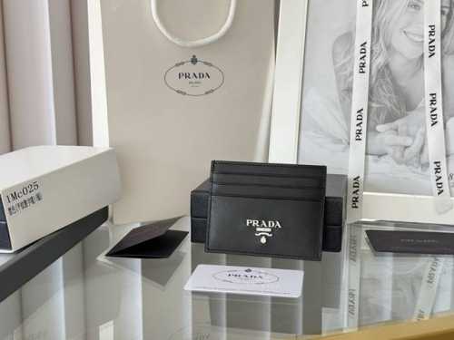 Prada经典款男士女士卡片夹专柜官网同步，正品开发，型号1Mc025，意大利顶级原单平纹纹牛皮质感极好，进口环保油边 进口钢五金配件！走线做工精湛完美 品质媲