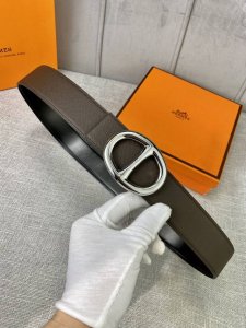 优雅而时尚 这款皮带扣重新演绎爱马仕标志性的首字母 适合休闲或正式的服装造型 法国制造 & Epsom小牛皮双面皮腰带 法国制造 宽度:3.8