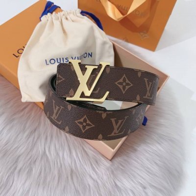 特 ：配送专柜全套礼盒包装。 Lv 40 毫米双面腰带将 帆布和柔软小牛皮分饰两面，以摩登视角重绎路易威登的经典设计，更有 Lv 字母搭扣绘上标志性一笔。搭提供