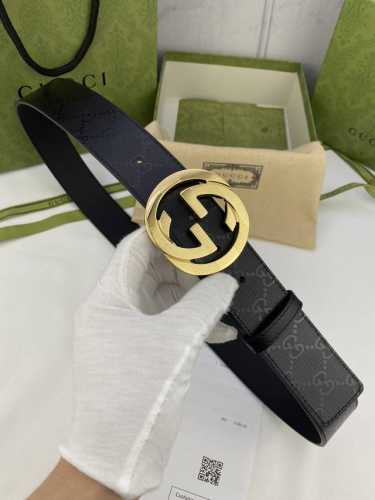 特 宽度4.0Cm Gucci Marmont系列每一季都会推陈出新，为灵感源于70年代的标志性Gg钢扣配件注入现代精髓。这款Gg Supreme帆布腰带反面采