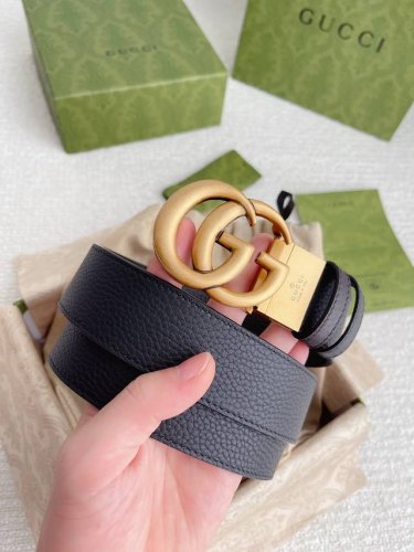 高端品質，實物拍攝 特 配全套禮盒 古馳：專櫃品質雙面頭層牛皮,可雙面使用.旋轉雙G純銅五金扣。金屬配件深受品牌輝煌的70年代經典設計所影響，得以重新詮釋。