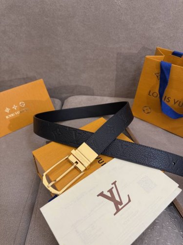Lv 3.5腰带，Slender 可翻转皮带线条流畅，风格现代，具备无与伦比的多样性。采用深沉的黑色皮革制成，一侧表面光滑，另一侧则压印有Monogram图案。