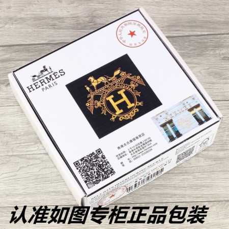 品名：爱玛仕.Her..Mes双面用 型号：认准如图专柜包装，赠送打孔器 材料：百分百头层牛皮皮带，一面黑色，一面咖啡色，随意搭配，双面可用保证真皮。专柜同等质 - 点击图像关闭