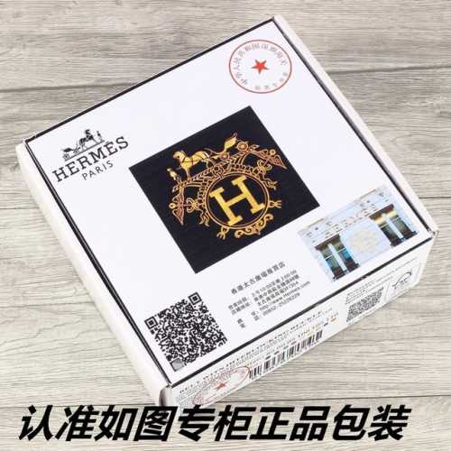 品名：爱玛仕.Her..Mes双面用 型号：认准如图专柜包装，赠送打孔器 材料：百分百头层牛皮皮带，一面黑色，一面咖啡色，随意搭配，双面可用保证真皮。专柜同等质