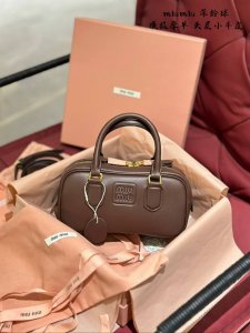 原厂小牛皮 Miu保龄球也太时髦了吧，要哭了。 Miumiu保龄球包，干邑色，太适合秋冬欢颜色了，直接把我美哭了。设计师这个脑壳太厉害了由由。 推荐中号，复古，