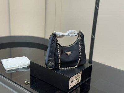 配折叠盒 韩国订单 Size：22*13Cm 普拉达 Hobo尼龙腋下包 看到实物真的堪称完美！ 包装 设计超级方便和舒服！ 上身氛围感满满 随手一拎 就很有范