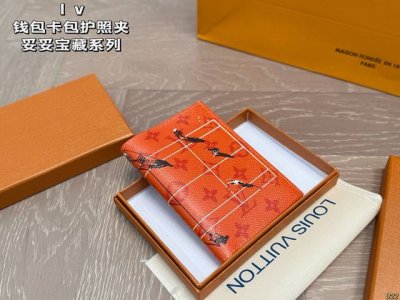 护照夹配盒 Lv钱包卡包护照夹 钱包我一直喜欢的就是 Lv，因为它的辨识度高而且做工值得信任。而且设计简约，抗磨耐用，送朋友、男友 首选，尺寸10 14
