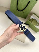 Gucci 宽度4.0Cm每一季，品牌典藏设计中的标志性元素都会吐故纳新，为经典注入新意。Guccio Gucci字母交织图案巧妙融入纹理和材质，以印花压纹点缀