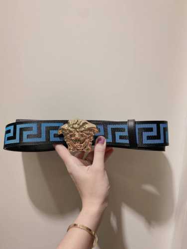特 此款经典的Versace腰带由柔软的小牛皮制成，饰有La Greca印花，并配有3D美杜莎腰带扣。4Cm