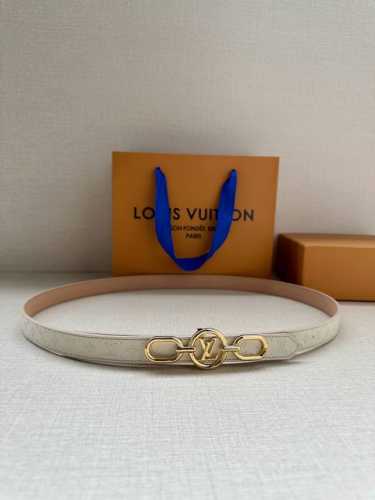 2.0宽 本款 Lv Iconic 双面腰带以纤细剪裁迎接新季，搭配标志性 Iconic 搭扣，无论展现 Monogram Reverse 帆布或素雅牛皮革，均