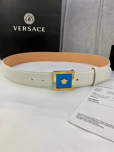 宽度4.0Cm Versaec 饭范思哲 此款时尚平纹腰带由柔软的小牛皮革制成，饰有立体美杜莎搭扣。