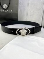 宽度4.0Cm 范思哲 此款水波纹砂底 腰带饰有标志性的Versace美杜莎头像扣，彰显品牌格调。是一款精美的衣橱必备单品。
