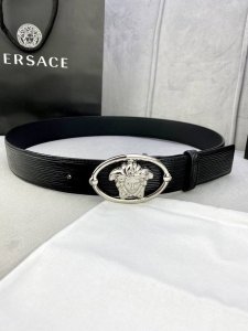 宽度4.0Cm 范思哲 此款水波纹砂底 腰带饰有标志性的Versace美杜莎头像扣，彰显品牌格调。是一款精美的衣橱必备单品。