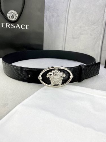宽度4.0Cm 范思哲 此款水波纹砂底 腰带饰有标志性的Versace美杜莎头像扣，彰显品牌格调。是一款精美的衣橱必备单品。