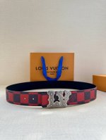 本款4.0宽 Lv Initiales 双面腰带出自 春夏男装秀场，为 Damier Po 帆布浸染潮流新色，翻转可见光滑素雅牛皮革。Lv 字母搭扣与崭新 Lo