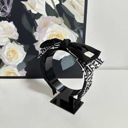 特 配专柜包装 Fendi 芬迪 最新Ff发箍 小仙女快入手 特殊材质 不嘞头 可盐可甜 - 点击图像关闭