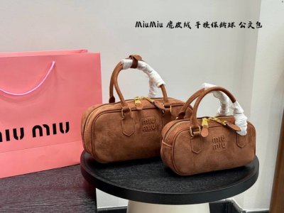 带盒子 Size：23*11Cm 小 28*14Cm 大 Miumiu手提保龄球 公文包 太秋冬太美好啦 Miu麂皮魅力真的太大拿下拿下愛受 可手拎也可斜挎 绝