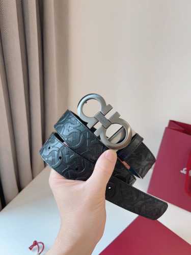 特 菲拉格慕经典系列，将当代型格与佛罗伦萨式的沉静优雅融合交织，尽显灵动优雅；成就丰富多彩的款式选择与百搭实用的绅雅风格。优雅扣饰融合精美材质，展现低调华丽的现