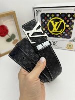 品名：Lv..路易..威登原单 材质：原单牛皮腰带 百分百头层牛皮腰带保证真皮，24K纯钢扣，专柜原单品质、做工精细，时尚大牌，送人自用首选 包装： 请认准如图
