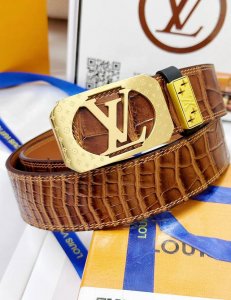 皮带：Lv..路易..威登顶级复刻. 腰带：原单品质百分百进口头层牛皮，保证真皮。雕花镂空设计24K纯钢扣.永不掉色进口原厂鳄鱼皮纹路.纯手工双线缝制工艺双面两