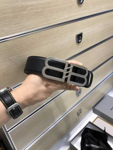 批 巴 .世家 Balenciga Fall-Winter 宽38Mm 黑色腰带采用复古美学设计意大利制造的小牛皮纹皮革，釆用会标双层间色2B造型 签名镀金金属