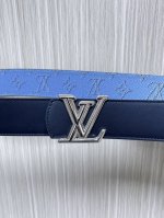 新款 Lv 4.0宽 双面腰带是对经典风格的最新诠释，现在以向House代码致敬的纹理装饰。带扣是一对首字母缩写，在泥土色调的调色板上闪闪发光：表带一侧是纯色皮