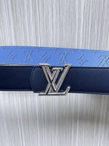 新款 Lv 4.0宽 双面腰带是对经典风格的最新诠释，现在以向House代码致敬的纹理装饰。带扣是一对首字母缩写，在泥土色调的调色板上闪闪发光：表带一侧是纯色皮