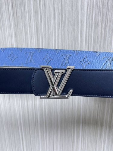 新款 Lv 4.0宽 双面腰带是对经典风格的最新诠释，现在以向House代码致敬的纹理装饰。带扣是一对首字母缩写，在泥土色调的调色板上闪闪发光：表带一侧是纯色皮