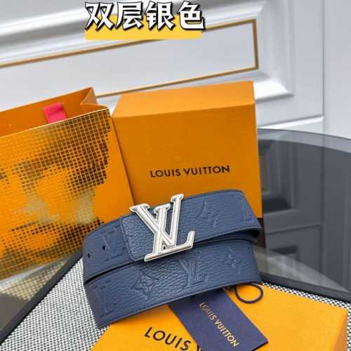 Lv Dimension 双面腰带将创意传承与华美街头风范共冶一炉，彰显创意总监 Pharrell Williams 的时尚远见。Monogram 帆布铺陈外层