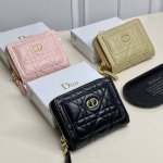 颜色 黑色 杏色 粉色尺寸 13.5*9.5*3.5型号798专柜最新款火爆登场！采用进口牛皮，做工精致， 媲美专柜！多功能小钱包，内隔丰富，超级实用！
