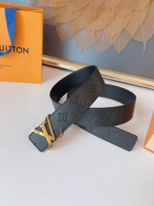 特 L0Uis Vuit0N最新面料 新品原单腰带老鼠货 宽度4.0Cm 编码M0717 以进口天然小牛皮材质饰有标志性的精密压纹精品字母搭扣时尚 新潮尽显个性