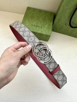 宽度4.0Cm Gucci 最新款双面腰带，一侧为Gg Supreme帆布，反面一侧为枣红色头层小牛皮。配以互扣式镶钻双G扣头采用真空电镀