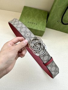 宽度4.0Cm Gucci 最新款双面腰带，一侧为Gg Supreme帆布，反面一侧为枣红色头层小牛皮。配以互扣式镶钻双G扣头采用真空电镀