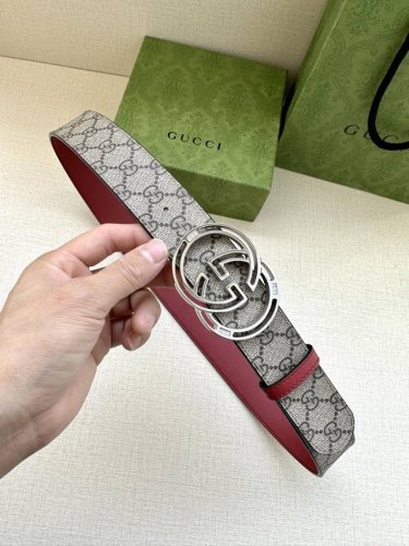 宽度4.0Cm Gucci 最新款双面腰带，一侧为Gg Supreme帆布，反面一侧为枣红色头层小牛皮。配以互扣式镶钻双G扣头采用真空电镀