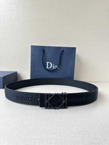 Dior 宽度3.5Cm 这款不锈钢金属腰带扣、是季节男装系列新品，展现 Dior 经典的藤格纹图案。可与各式35毫米腰带搭配，彰显经典风格。