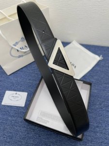 普拉达 双面原版皮，原板扣、这款饰有带扣的腰带配以水牛皮衬里，覆以Monogram 牛皮。展现细腻的品牌特质，是牛仔裤的理想配件 Monogram牛皮；2024
