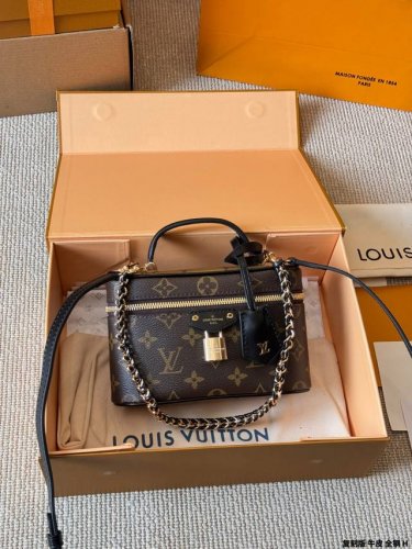 复刻版 牛皮 全钢 “Lv Vanity 老花系列 化妆箱 ” 造型设计感强烈的化妆箱链条包。 采用标志性的L箱包元素，尽显浓烈的复古情怀色调。灵活运用拼色风格