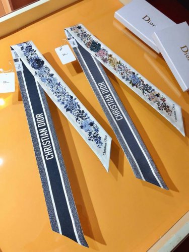 Do2333专柜同步 迪奥 Jardin D'hiver 丝带 别出心裁的 Dior Jardin D'hiver 印花，以充满诗意的设计演绎 Dior 先生的