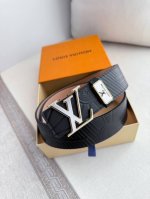 品名： Lv..路易..威登腰带皮带原单 型号：挂扣，经典纯钢材质挂扣，头层牛皮，图片实物拍摄 材料：头层牛皮，挂扣系列，纯钢材质扣头，钯镀电镀工艺永不掉色。原